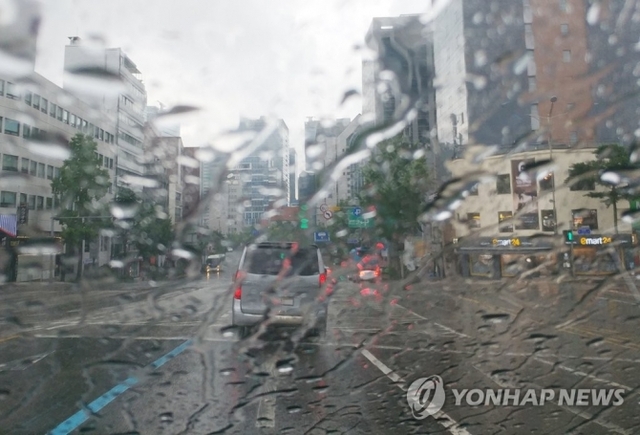 기록적인 폭염이 계속되고 있는 5일 오전 서울지역에 잠시나마 더위를 잊게 하는 소나기가 내리고 있다. (출처: 연합뉴스)