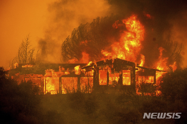 산불이 거센 기세로 확산하고 있는 미국 캘리포니아주 핀리에서 7월 30일(현지시간) 한 주택이 불타고 있다. (출처: 뉴시스)