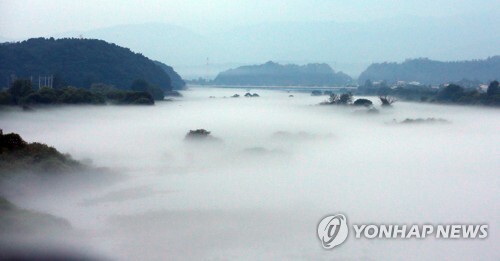 6일 오전 강원 춘천시 신북읍 소양강에 물안개가 피어나 있다. (출처: 연합뉴스)