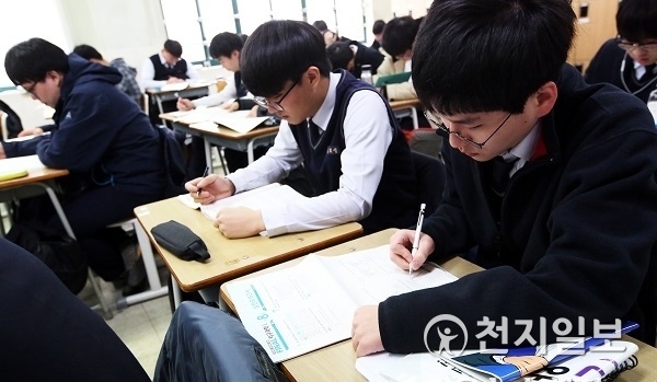 서울 용산구 용산고등학교의 고3 학생들이 교실에서 자습을 하고 있다. ⓒ천지일보