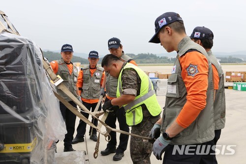 정부가 6월14일 경기도 성남 서울공항에서 대한민국 해외긴급구호대(KDRT: Korea Disaster Relief Team) 군 수송기 적재 훈련을 하고 있다. (출처: 뉴시스)