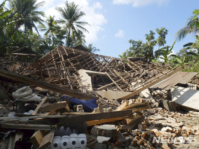 【롬복(인도네시아)=AP/뉴시스】91명이 사망한 강력한 지진이 덮친 인도네시아 롬복섬에서 6일 가옥들이 무너져 있다. 인도네시아 당국은 수천 채의 집들이 파손됐다며 사망자 수는 더욱 늘어날 수 있다고 말했다