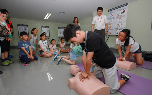 송파구 꿈나무 안전교실 참가자들은 타워 102층 피난안전구역에서 심폐소생술 체험을 하고 있다. (제공: 롯데물산)