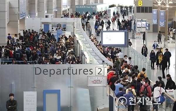 해외로 출국하는 여행객들로 인천공항 출국장이 붐비고 있는 모습. ⓒ천지일보 2018.7.28