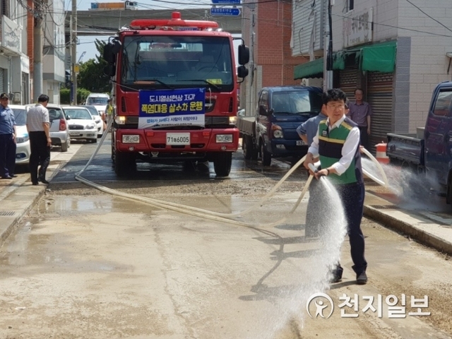 소방차 이용 도로 살수하는 모습. (제공: 부산 남구청) ⓒ천지일보 2018.8.7