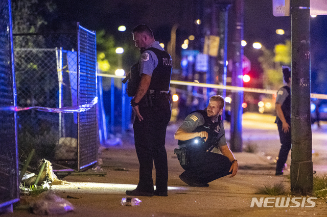 【시카고 =AP/뉴시스】 5일 밤 일어난 시카고 시내의 집단 총격전 현장을 경찰이 조사하고 있다.