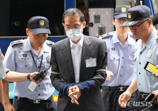 '드루킹 댓글 조작 의혹' 사건을 수사 중인 허익범 특별검사팀에 체포된 도 모 변호사가 17일 오후 서울 서초구 강남역 인근에 위치한 특검사무실로 소환되고 있다. (출처: 뉴시스)