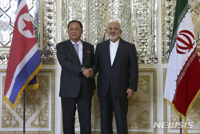 리용호 북한 외무상(왼쪽)이 7일(현지시간) 이란 테헤란을 방문해 모하마드 자바드 자리프 외무장관과 악수하고 있다. (출처: 뉴시스)