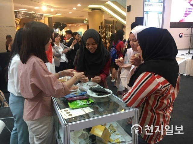 농림축산식품부와 한국농수산식품유통공사(aT, 사장 이병호)가 말레이시아에서 지난 1일부터 5일까지 5일 동안 ‘2018 말레이시아 쿠알라룸푸르 K-FOOD FAIR’를 개최한 가운데 현지인이 음식을 맛보고 있다. (제공: 한국농수산식품유통공사)ⓒ천지일보 2018.8.8