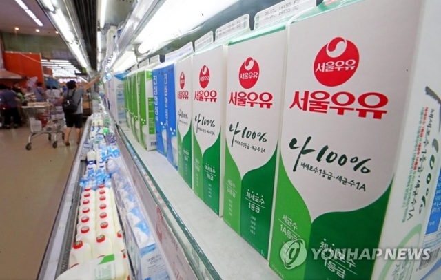 8일 서울우유협동조합은 우유 제품의 가격을 오는 16일부터 3.6%(흰 우유 1ℓ 기준) 인상한다고 밝혔다. 사진은 이날 오후 서울의 한 대형마트에서 서울우유를 고르는 소비자 모습. (출처: 연합뉴스)