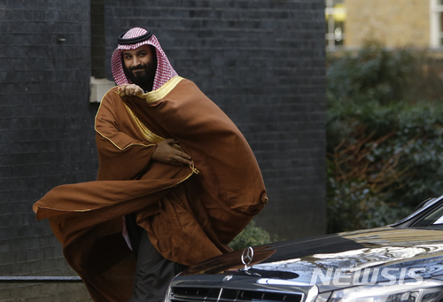 사우디 아라비아의 무함마드 빈 살만 왕세자가 3월 7일 테리사 메이 영국 총리와 만나기 위해 런던 다우닝가 10번지의 영국 총리관저를 방문하고 있다. (출처: 뉴시스)