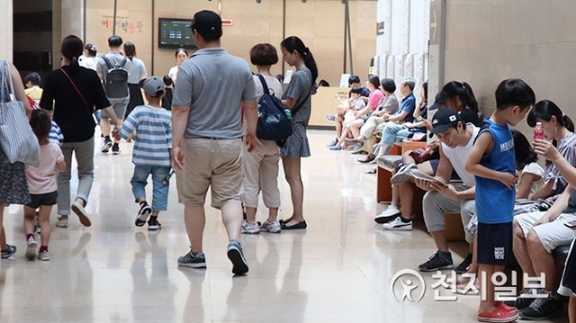 [천지일보=이예진 기자] 연일 폭염이 지속되고 있는 가운데  9일 여름방학을 맞은 어린이들과 가족들이 서울 용산구 국립중앙박물관 어린이박물관에 들어가고 있다. ⓒ천지일보 2018.8.9
