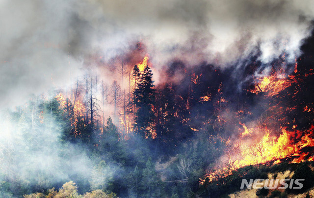 (The Deseret News via AP/뉴시스) 9일(현지시간) 미국 유타주에서 대규모 산불이 발생해 번지고 있다.