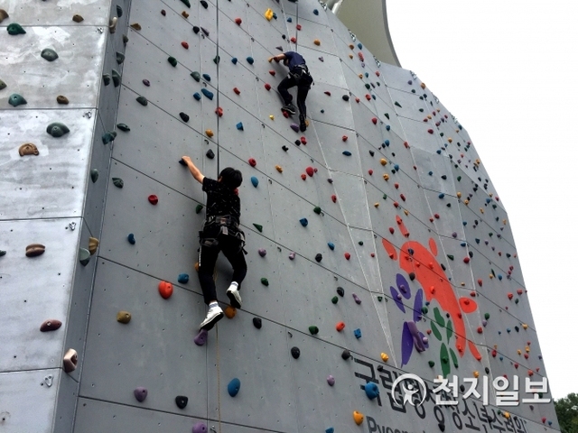 지난 8일 강원도 평창 국립평창청소년수련원에서 청소년 둥근세상만들기 캠프에 참가한 학생들이 암반 등반을 즐기고 있다. (제공: 오산시) ⓒ천지일보 2018.8.10