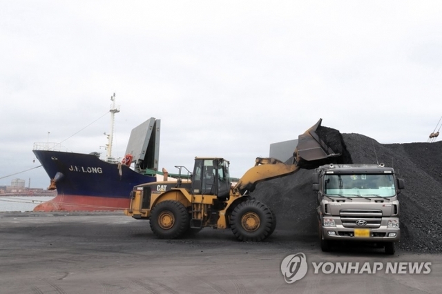 지난 7일 경북 포항신항 7부두에 정박한 진룽(Jin Long)호. 이 배는 북한산 석탄을 금수품목으로 지정한 안보리 결의 2371호가작년 8월 채택된 이후 국내로 북한산 석탄을 반입했다는 혐의를 받고 있다 (출처: 연합뉴스)