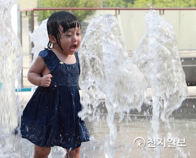 [천지일보=강은영 기자] 11일 오후 서울 광화문 광장을 찾은 아이들이 분수대에서 물놀이를 즐기고 있다. ⓒ천지일보 2018.8.11