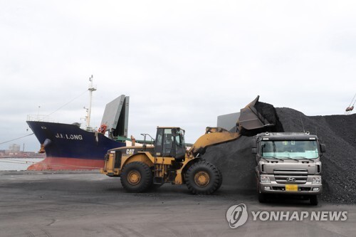 7일 경북 포항신항 7부두에 정박한 진룽호에서 북한산 석탄을 하역하는 모습 (출처: 연합뉴스)