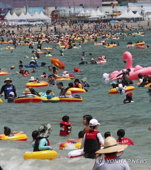 (부산=연합뉴스) 12일 오후 부산 해운대구 해운대해수욕장에서 피서객들이 물놀이를 즐기며 더위를 잊고 있다.
