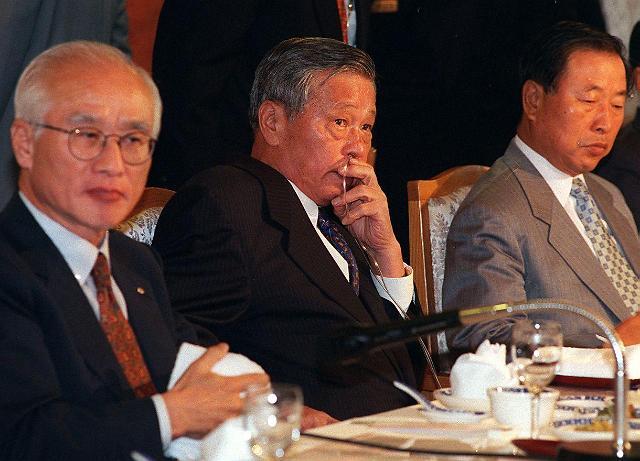 폐암수술을 받은 故 최종현 회장(좌측 둘째)이 IMF 구제금융 직전인 1997년 9월, 산소 호흡기를 꽂은 채 전경련 회장단 회의에 참석해서 경제위기 극복방안을 논의하고 있다. (제공: SK그룹)