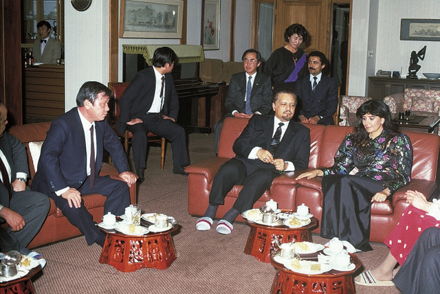 고 최종현 회장이 1981년 초 내한한 야마니 사우디아라비아 석유장관(오른쪽에서 두번째)과 담소를 나누는 장면. 최종현 회장은 제 2차 석유파동 당시 사우디아라비아와 ‘석유외교’를 통해 우리나라의 원유공급 문제를 해결했다. (제공: SK그룹)