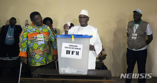 【바마코=AP/뉴시스】 말리의 이브라힘 케이타 대통령이 12일 대통령선거 결선투표일을 맞아 수도 투표소에서 표를 던지고 있다. 재선을 노리는 케이타는 지난달 1차투표에서 44%를 얻어 야당의 수마이라 시세 후보의 18%를 크게 앞질렀다. 말리는 북부 사막지대가 아직도 극단주의자의 공격을 받고 있다.