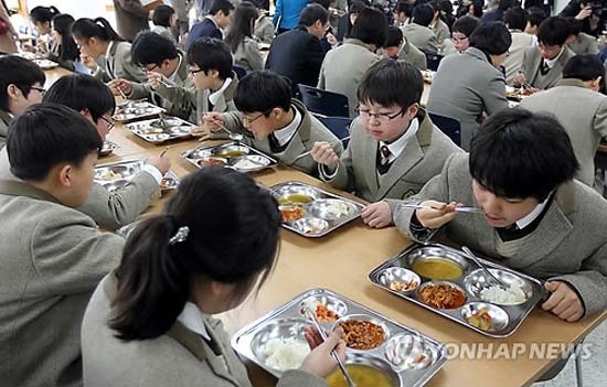 무상급식을 먹고 있는 중학생들. (출처: 연합뉴스)