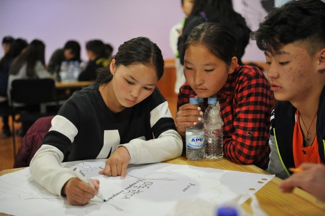 국제구호개발NGO월드비전이 5일부터 11일까지 월드비전 몽골을 방문하는 현장 교육 프로그램 ‘세상을 향한 우리들의 목소리’를 진행했다. 사진은 참여 아동들이 아동 보호권에 대해 토론하고 있는 모습. (제공: 월드비전)
