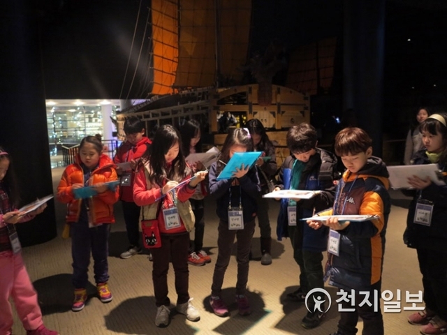 충남 천안시 동남구의 독립기념관에서 진행하고 있는 프로그램인 ‘토요역사체험’에 참여한 어린이들. (제공: 독립기념관)
