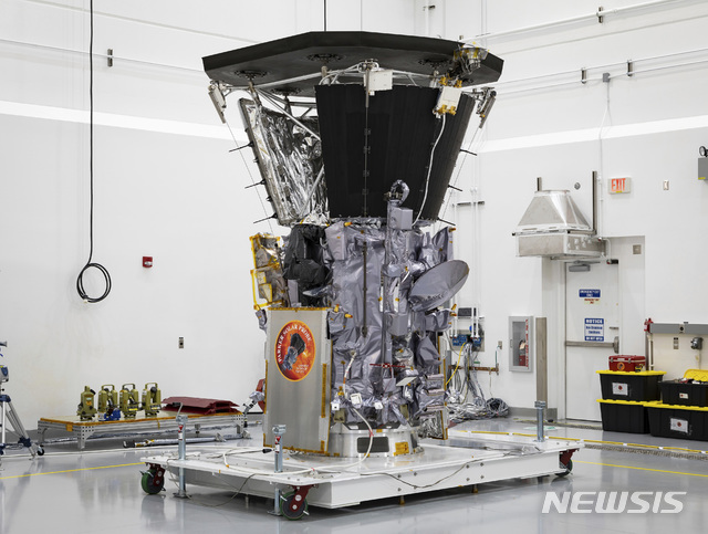 【케이프 커내버럴=AP/뉴시스】 미항공우주국(NASA)의 '파커 태양 탐사선'이 탑재된 델타IV헤비로켓이 12일(현지시간)미국 플로리다주 케이브커내버럴 공군기지에서 발사됐다. 사진은 7월 6일 플로리다주 티투스빌에 있는 아스트로테크 스페이스 오퍼레이션스에 있는 파커 태양 탐사선의 모습. 2018.8.13