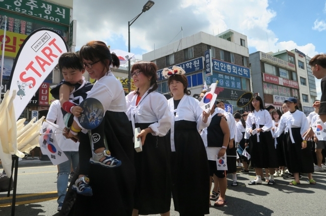 티브로드 중부방송이 후원한 천안 광복런 축제에서 시민들이 참여하고 있다. (제공: 티브로드) ⓒ천지일보 2018.8.14