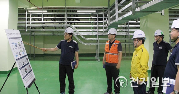 김병철 사업본부장(왼쪽 세 번째)이 안동발전본부 지하전력구를 방문해 화재방지 시스템에 대한 설명을 듣고 있다. (제공: 한국남부발전) ⓒ천지일보 2018.8.14