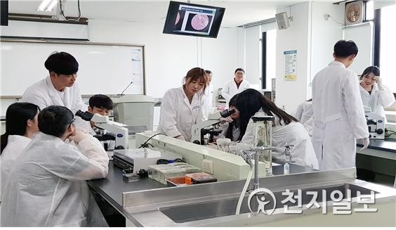 ‘제22회 청소년 과학캠프’에 참가한 학생들이 생명시스템학과 비교해부학 실험실에서 흰쥐를 해부하는 실습체험을 앞두고 동물의 세포 표본을 전자현미경으로 관찰하고 있다. (제공: 순천향대학교) ⓒ천지일보 2018.8.14