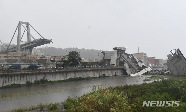 【제노바=AP/뉴시스】 14일 붕괴된 이탈리아 제노바 고가차도. 무너진 도로 의 거대한 콘크리트 덩어리들이 철로 및 강 위로 쏟아져 내렸다.