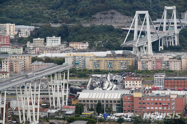 14일(현지시간) 이탈리아 북부 제노바에서 고속도로 다리 '모란디'가 붕괴됐다. (출처: 뉴시스)