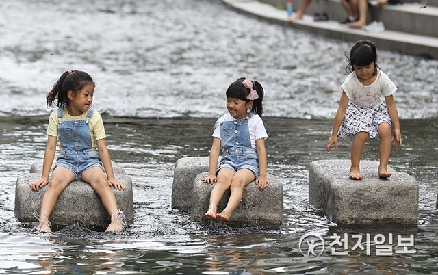 [천지일보=남승우 기자] 기록적인 무더위가 이어지는 15일 서울 종로구 청계천에서 아이들이 물놀리를 하며 더위를 식히고 있다. ⓒ천지일보 2018.8.15