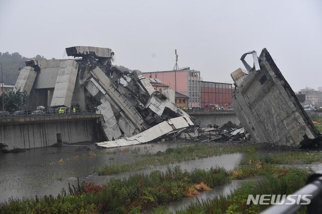 【제노바=AP/뉴시스】이탈리아 제노바에서 14일(현지시간) 모란디 다리가 붕괴해 있다. 이번 사고로 수십명의 사상자가 발생했다. 2018.08.15