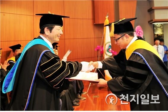 황선조 총장(왼쪽)이 학생에게 학위를 수여하고 있다. (제공: 선문대학교) ⓒ천지일보 2018.8.16