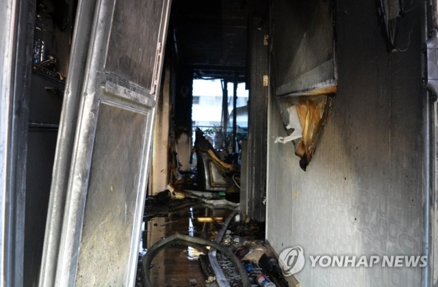 16일 오후 6시 20분께 전북 완주군 봉동읍 한 아파트 5층에서 불이 나 30여 분 만에 진화됐다. 이 불로 아파트 내부(79.3㎡)와 집기류가 소실됐으나 입주민 25명은 주차장으로 대피해 인명피해는 없었다. (출처: 연합뉴스)
