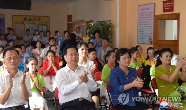16일 북한 김성주소학교에서 중국친선대표단과의 친선모임이 열렸다고 조선중앙통신이 보도했다. (출처: 연합뉴스)
