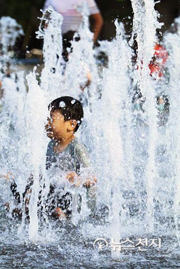 서울이 30도 가까이 오르는 등 뜨거운 초여름 날씨를 보인 11일 오후 서울 광화문광장 분수대를 찾은 어린이들이 물놀이를 하며 즐거운 시간을 보내고 있다. ⓒ천지일보