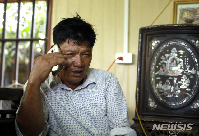 【응히아 빈=AP/뉴시스】김정은 북한 국방위원장의 이복형 김정남 암살용의자인 베트남인 도안 티 흐엉의 아버지 도안 반 탄이 16일 베트남 응히아 빈 자택에서 전화를 받고 있다. 도안 티 흐엉의 가족은 그의 무죄를 주장하고 있다. 이날 판사는 용의자들의 무죄주장을 받아들이지 않고, 최후변론을 위한 재판을 계속 받으라고 명령했다. 2018.08.16