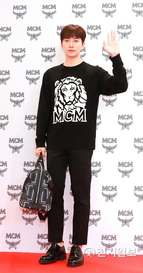 [천지일보=안현준 기자] 2PM의 멤버인 준호가 17일 오후 서울 중구 명동 롯데백화점 본점에서 열린 독일 글로벌 브랜드 'MCM' 매장 리뉴얼 오픈 행사에서 포즈를 취하고 있다. ⓒ천지일보 2018.8.17