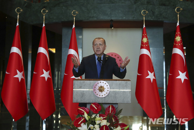 터키의 레제프 타이이프 에르도안 대통령이 13일 대통령궁에서 해외주재 터키 대사들을 불러모은 공관장 회의에서 연설하고 있다. 터키가 경제 본질 가치와는 상관없는 경제적 '포위' 상태에 빠져 작금의 통화 위기가 나타났다고 주장했다. (출처: 뉴시스)