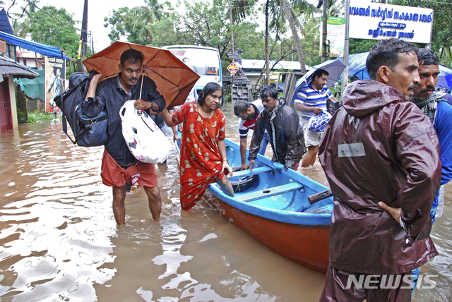 지난 16일(현지시간) 인도 케랄라주에 발생한 홍수로 주민들이 급히 대피하고 있다. 이번 홍수로 사망자 324명, 이재민 22만 3000여명이 발생했다.(출처: 뉴시스)