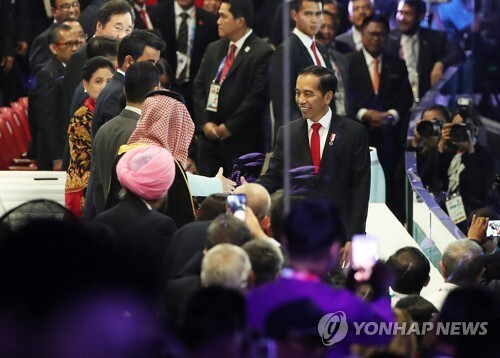 18일 오후(현지시간) 인도네시아 자카르타 겔로라 붕 카르노(GBK) 스타디움에서 열린 2018 자카르타·팔렘방 아시안게임 개막식에서 조코 위도도 인도네시아 대통령이 입장하고 있다. (출처: 연합뉴스)