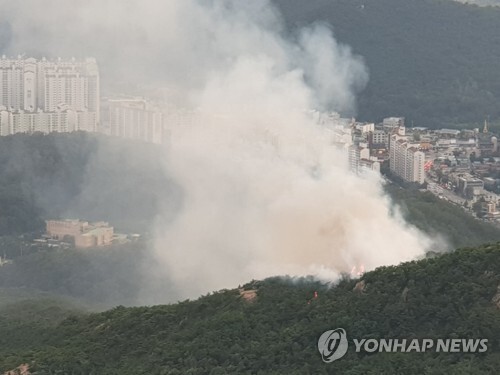 경기도 안양시 삼성산에서는 지난 15일에도 불이 났다. 사진은 소방당국이 진화 하는 모습. (출처: 연합뉴스)
