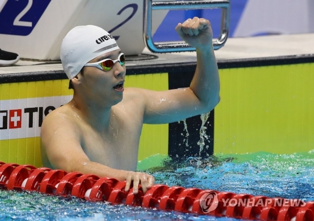 19일 오후 (현지시간) 인도네시아 자카르타 겔로라 붕 카르노 아쿠아틱스타디움에서 열린 2018 자카르타-팔렘방 아시안게임 수영 남자 배영 100m 결승에 출전한 이주호가 동메달을 확정한 기뻐하고 있다. (출처: 연합뉴스)