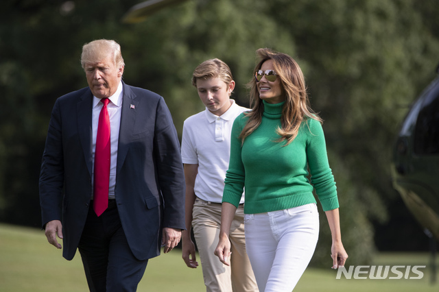 (AP Photo/뉴시스) 도널드 트럼프 미국 대통령과 퍼스트레이디 멜라니아 트럼프, 그리고 그의 아들인 배런이 주말을 베드민스턴 골프클럽에서 보낸 후 19일(현지시간) 백악관에 도착했다.