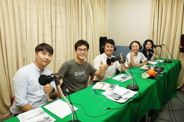 지난 17일 SK텔링크 구성원들이 서울 양천구에 위치한 한 스튜디오에서 목소리 기부를 위한 녹음을 하고 있다. (제공: SK텔링크) ⓒ천지일보 2018.8.20