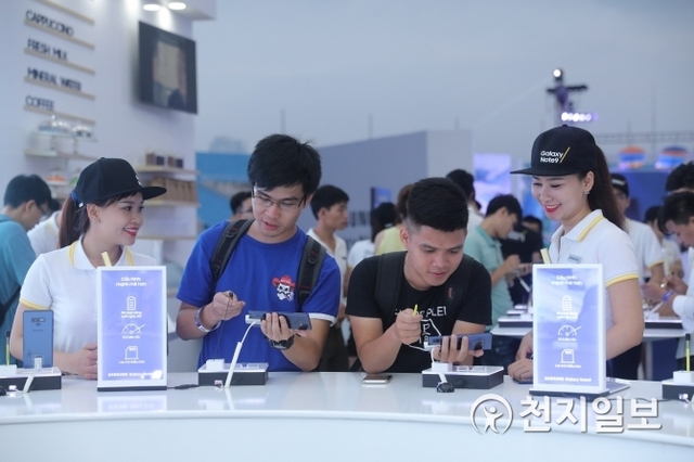 18일(현지시간) 베트남 하노이 마이딘 스타디운에서 열린 삼성전자 ‘갤럭시노트9’ 출시 행사에서 소비자들이 갤럭시노트9을 체험하고 있다. (제공: 삼성전자) ⓒ천지일보 2018.8.20